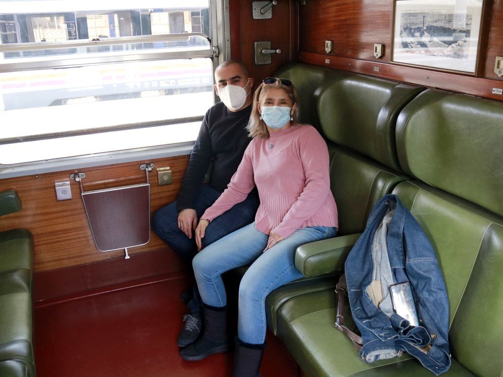 Pla obert de dos passatgers en un dels compartiments del Tren dels Llacs, el 3 d'abril de 2021. (Horitzontal)