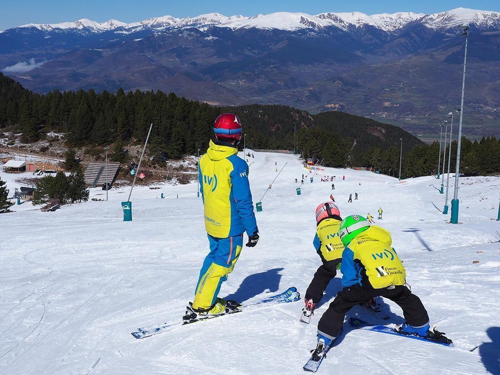 Pla mitjà d'uns joves a punt de fer una baixada a Masella aquest diumenge 11 d'abril de 2021. (Horitzontal)