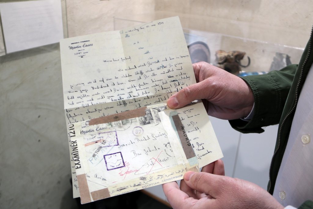 Pla de detall de la carta escrita el 1944 per una jove jueva que ha permès a l'historiador Josep Calvet reconstruir la vida de les dues germanes al llibre 'Sort-Tel-Aviv'. Imatge del 13 d'abril del 2021. (horitzontal)
