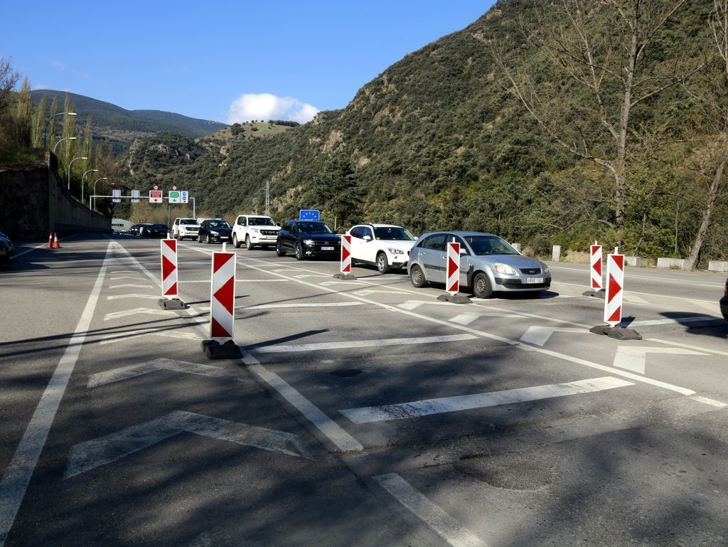 Pla general de cotxes circulant en direcció a Andorra, just abans de travessar la frontera, el 17 d'abril de 2021. (Horitzontal)