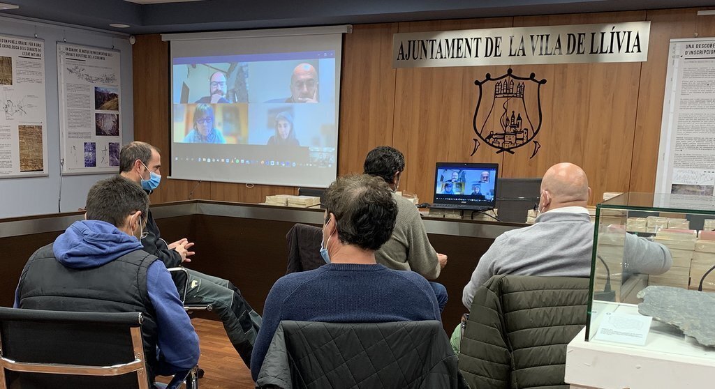Pla obert de la reunió telemàtica duta a terme a l'Ajuntament de Llívia en la qual els ramaders han exposat als responsables del DARP la situació sobre la prohibició de pas per territori administrat per França. Imatge del 23 d'abril de 2021 (Horitzontal).