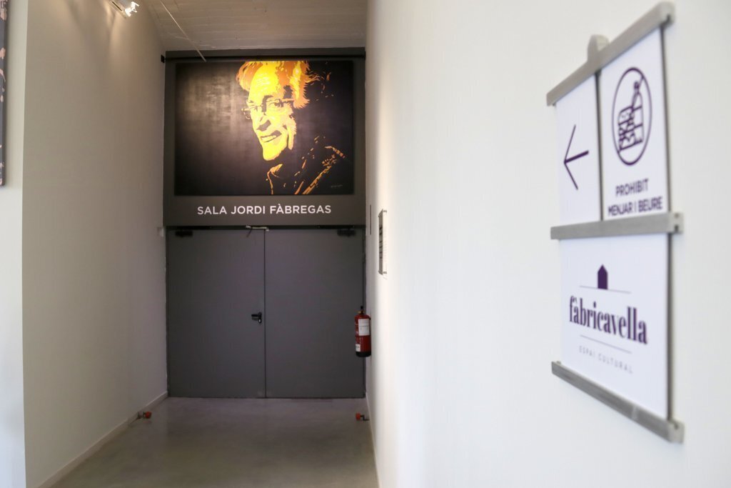 L'accés a la nova sala Jordi Fàbregas de la Fàbrica Vella de Sallent, el 25 d'abril de 2021 (horitzontal)