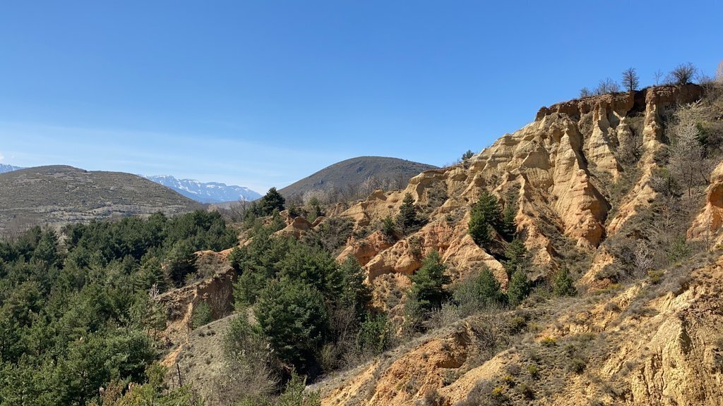 Pla general de la muntanya d'Isòvol (Cerdanya) on es poden observar els esterregalls (badlands) i on es veu la serra del Cadí al fons. Imatge del 8 d'abril de 2021 (Horitzontal).