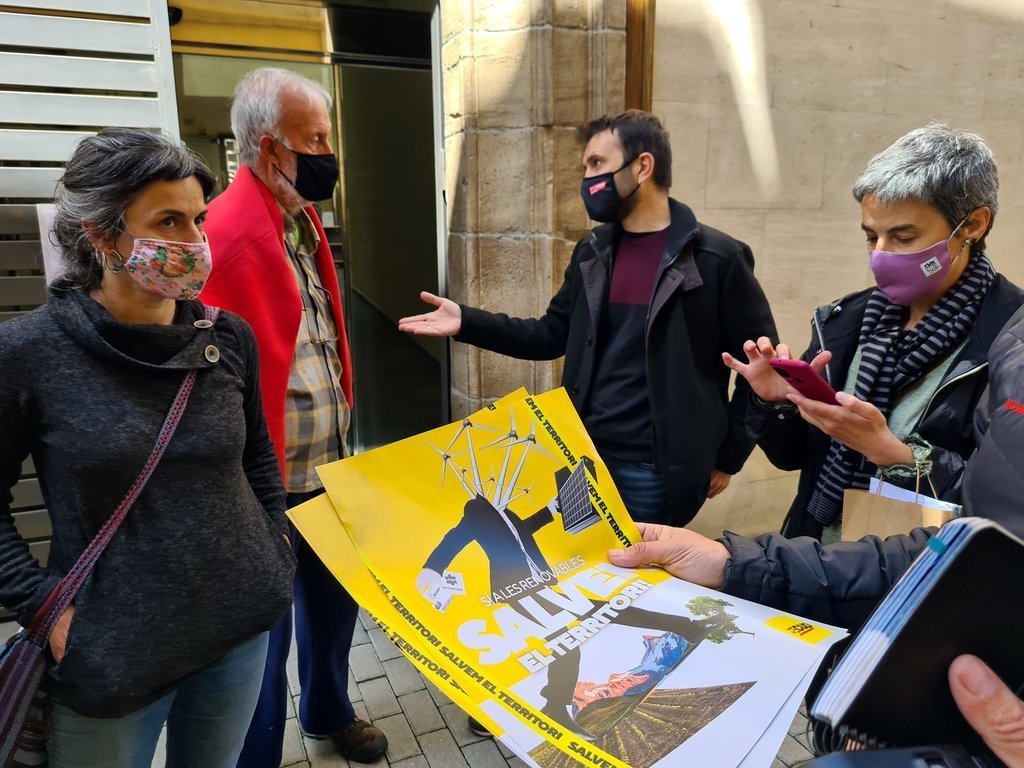 Pla mig de membres de la CUP, entre ells el diputat i secretari tercer de la Mesa del Parlament, Pau Juvillà, presentat a Tremp la campanya 'Sí a les renovables, salvem el territori!'. Imatge del 30 d'abril del 2021. (horitzontal)