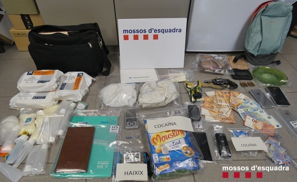 Pla mitjà on es pot veure la droga intervinguda al pis de la parella de Puigcerdà que feia tràfic de drogues, el 29 d'abril de 2021. (Horitzontal)