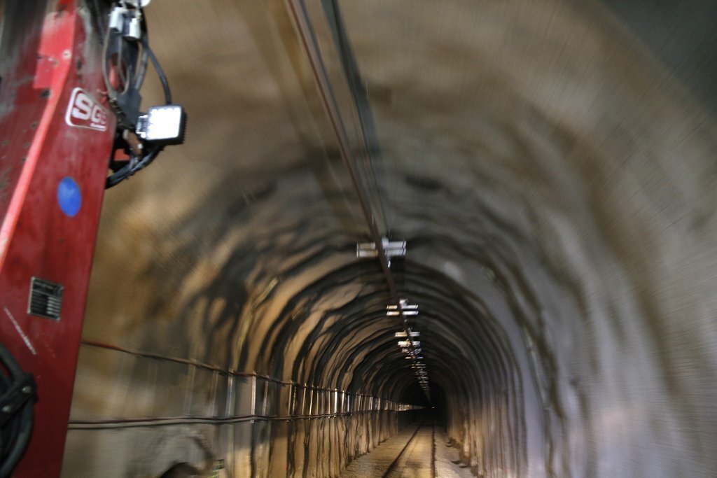 Pla de detall de la part de la catenària de l'interior del túnel de Toses (Ripollès) per on hi circulen els trens de l'R3 en direcció a Puigcerdà, vist des d'una vagoneta que executa obres de millora. Imatge del 30 d'abril de 2021 (Horitzontal).