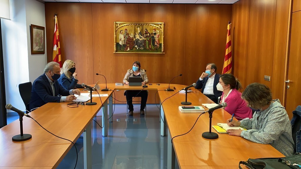 Pla general de la reunió mantinguda a Puigcerdà entre els presidents dels consells comarcals de l'Alt Pirineu i la síndica d'Aran, Maria Vergés, presidida per la presidenta de la Cerdanya, Roser Bombardó. Imatge del 5 de maig de 2021 (Horitzontal).