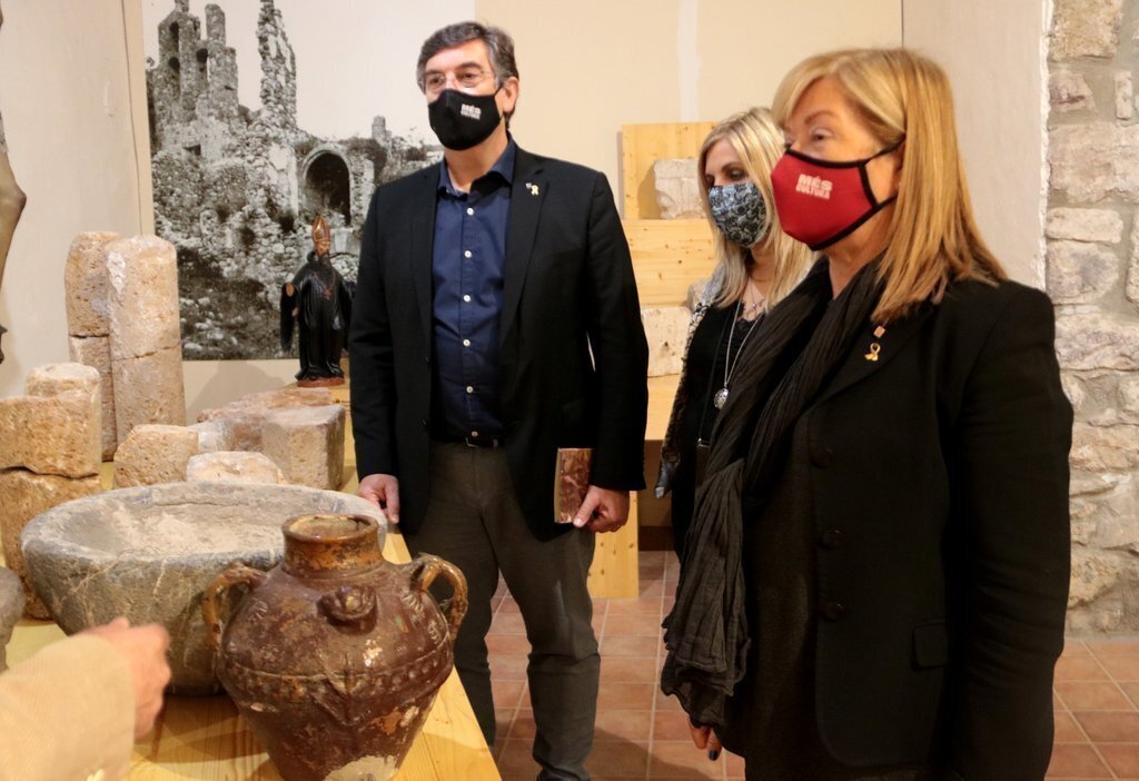 Pla mig de la visita de la consellera de Cultura, Àngels Ponsa, a l'església vella del Pont de Suert on hi ha una col·lecció d'art sacre. Imatge del 6 de maig del 2021. (horitzontal)