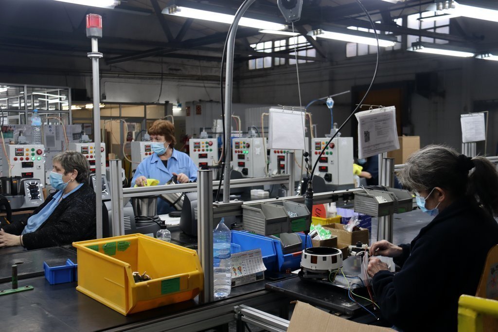 Pla de detall de diverses operàries a la zona de la fàbrica de Taurus Group d'Oliana (Alt Urgell). Imatge del 22 de gener de 2021 (Horitzontal).