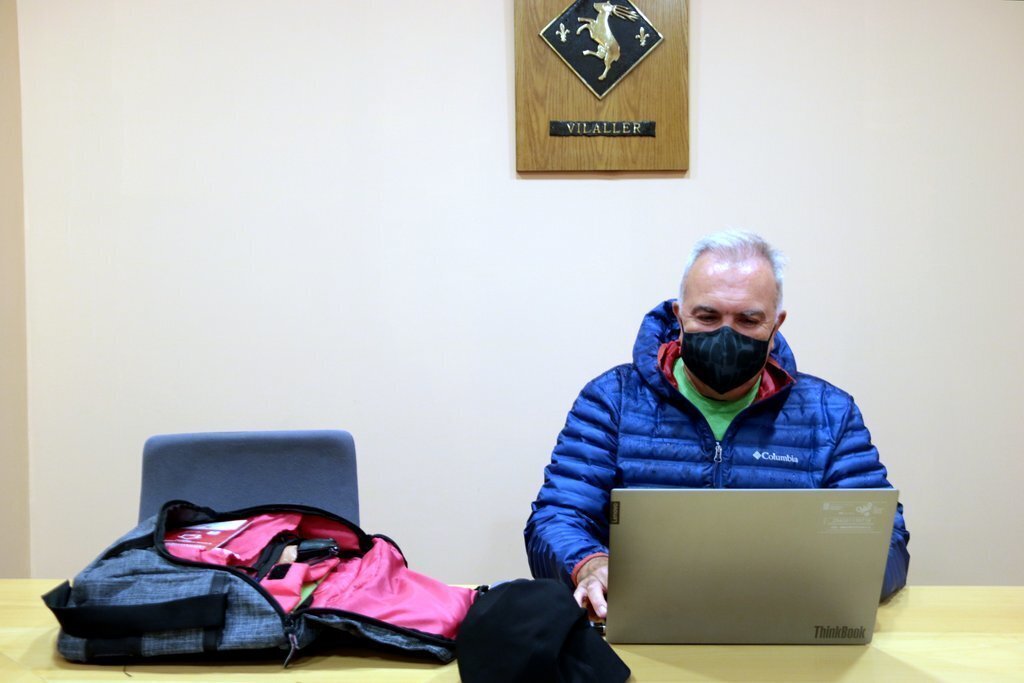 Pla mig d'una persona teletreballant a la sala de plens de l'Ajuntament de Vilaller l'11 de maig del 2021. (horitzontal)