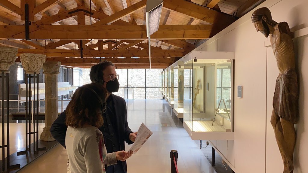 Pla mitjà de la delegada de Patrimoni Cultural del Bisbat d'Urgell, Clara Arbués, i el tècnic en cultura i patrimoni Jordi Quer, seguint l'itinerari de visita 'Emocionari literari' al Museu Diocesà d'Urgell. Imatge del 18 de maig de 2021. (Horitzontal)