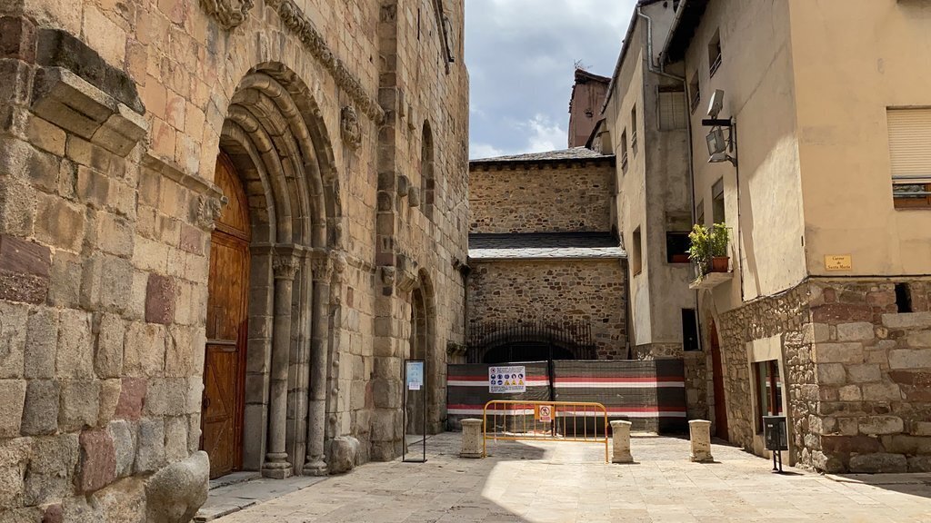 Pla obert d'un dels accessos al conjunt catedralici de la Seu d'Urgell, tancat per les obres que es duen a terme a la capella de la Pietat. Imatge del 18 de maig de 2021. (Horitzontal)
