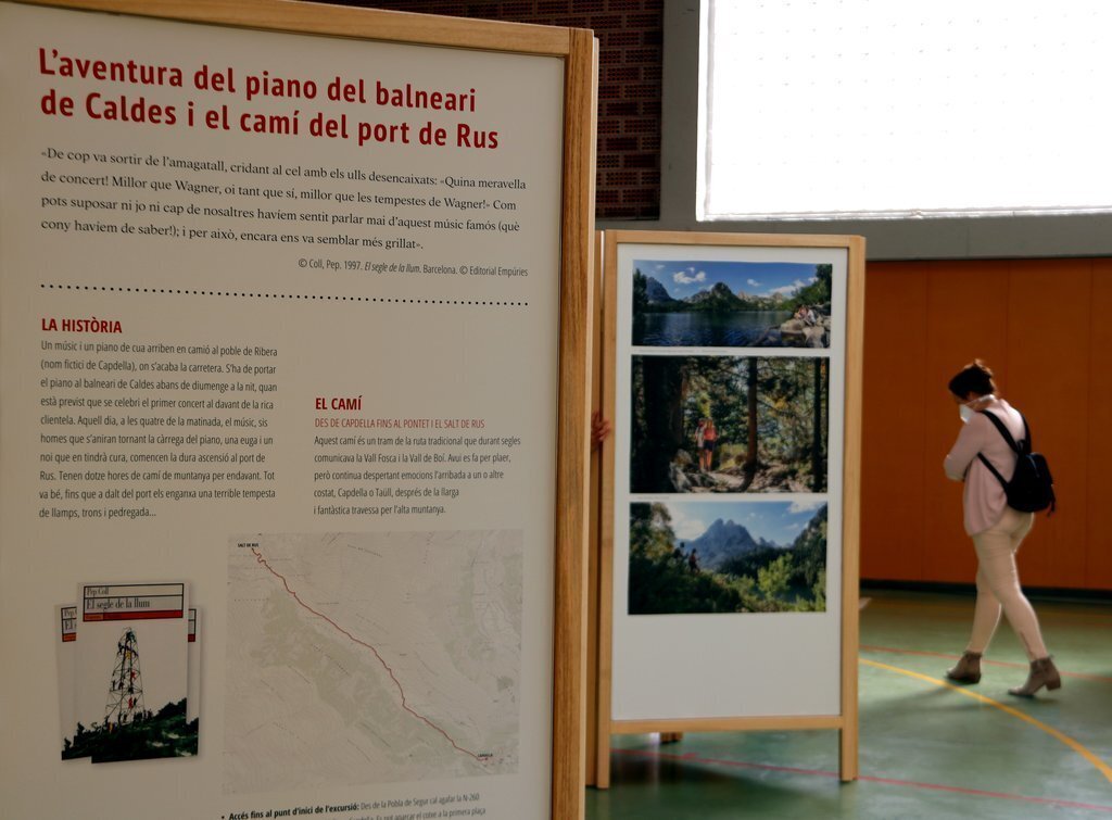 Pla de detall de l'exposició 'Històries i Camins' i la ruta que es planteja al Pallars Jussà sobre la història que es planteja és un capítol del llibre 'El segle de la llum' del Pep Coll. Imatge del 21 de maig del 2021 (Horitzontal)