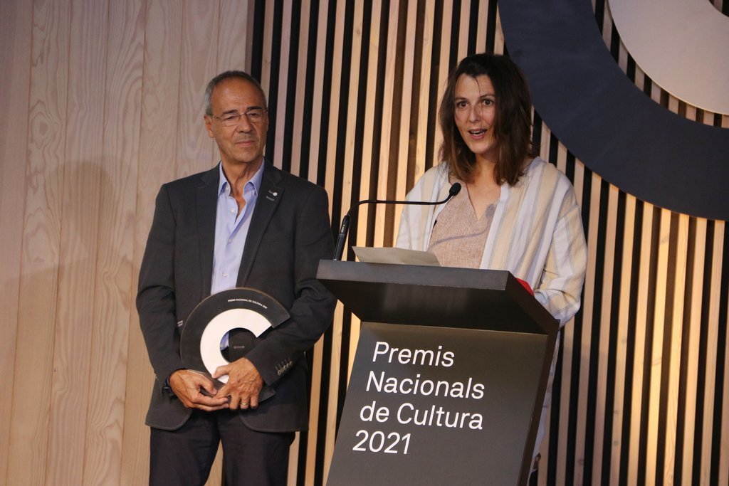 La directora del Dansàneu, Rut Martínez, recollint el Premi Nacional de Cultura 2021 al festival, aquest dijous 27 de maig de 2021 (Horitzontal)