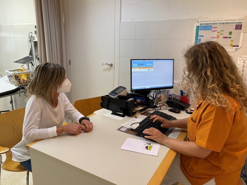 Pla obert on es veu una infermera de l’ABS Alt Urgell Sud (CAP Oliana) emetent un pla de medicació a una pacient. Imatge del 31 de maig de 2021 (Horitzontal).