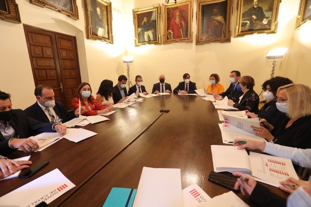 Pla general de la primera reunió del govern a l'ombra liderat pel cap de l'oposició, Salvador Illa, al Palau Requesens aquest diumenge 6 de juny. (Horitzontal)