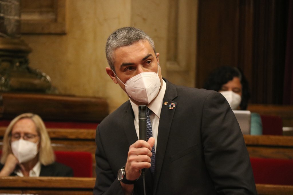El conseller d'Acció Exterior, Relacions Institucionals i Transparència, Bernat Solé, durant la sessió de control al Govern al ple del 13 de maig del 2021. (Horitzontal)