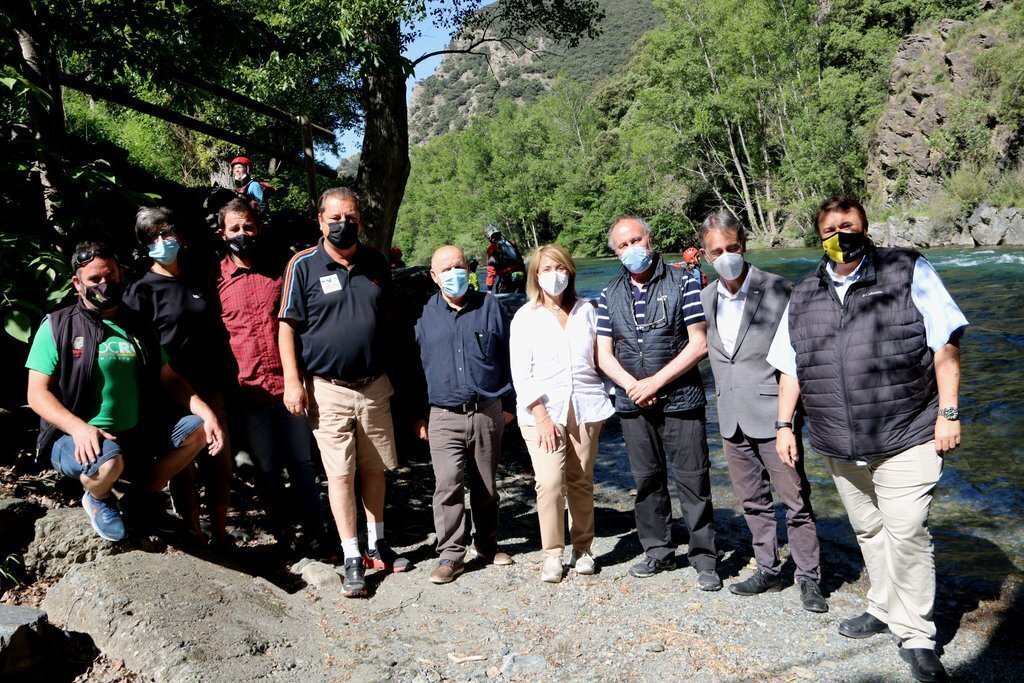 La vicepresidenta del Patronat de Turisme, Rosa Pujol amb representants de l'Associació d'Empreses d'Esports d'Aventura del Pallars Sobirà al Noguera Pallaresa el 9 de juny del 2021. (Horitzontal)