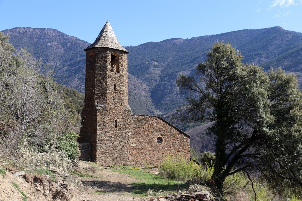 Pla obert de l'exterior de l'església de Sant Julià de Solanell, a Montferrer i Castellbò (Alt Urgell). Imatge del 16 d'abril de 2021 (Horitzontal).