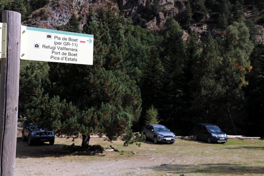 Pla general de l'aparcament La Molinassa de la Pica d'Estats amb un rètol indicador en primer pla. Imatge del 17 de setembre del 2020. (horitzontal)