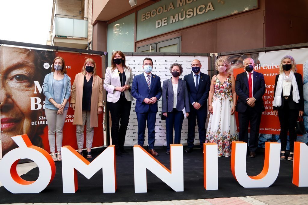 L'escriptora Maria Barbal amb el president de la Generalitat, Pere Aragonès, la presidenta del Parlament, Laura Borràs, i la consellera de Cultura, Natàlia Garriga a l'acte del Premi d’Honor de les Lletres Catalanes. 10 de juny del 2021. (Horitzontal)