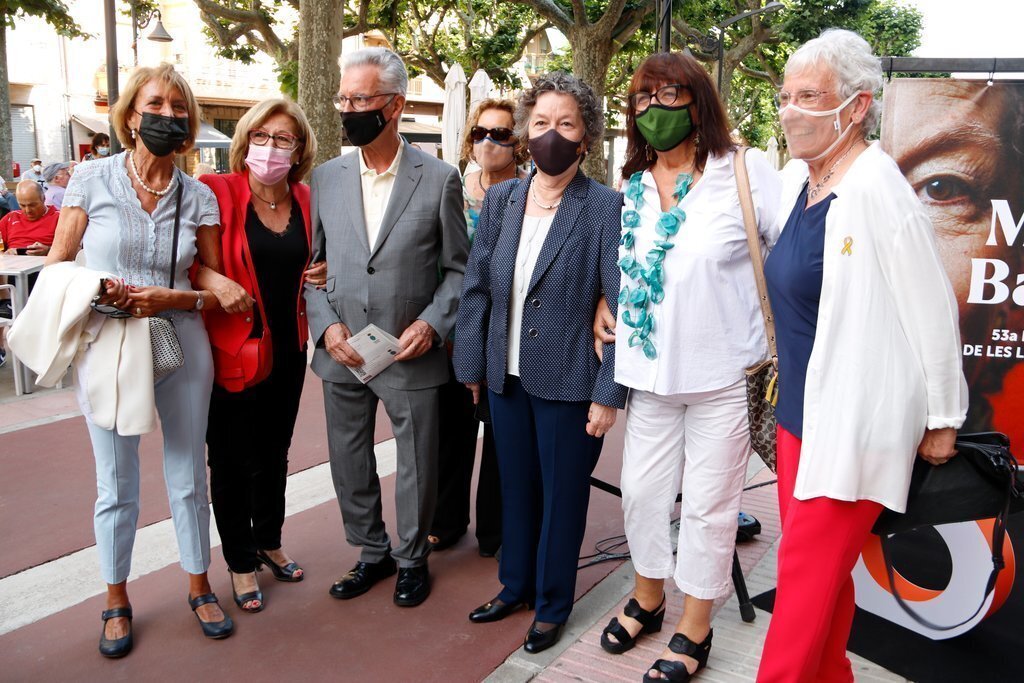 Pla general de l'esccriptora Maria Barbal amb les companyes de tota la vida de Tremp que l'han volgut acompanyar a l'entrega del Premi d'Honor de les Lletres Catalanes. Imatge del 10 de juny del 2021. (Horitzontal)