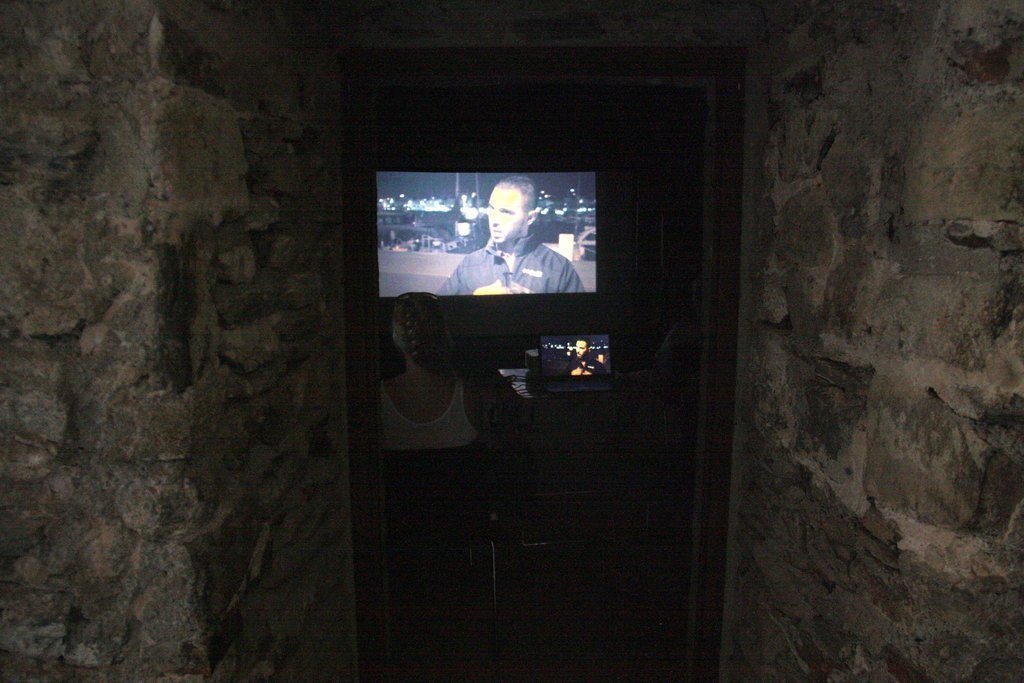 Pla general d'una de les sessions de projecció del Cerdanya Film Festival programades a la Torre Bernat de So de Llívia, el 7 d'agost de 2019 (Horitzontal).