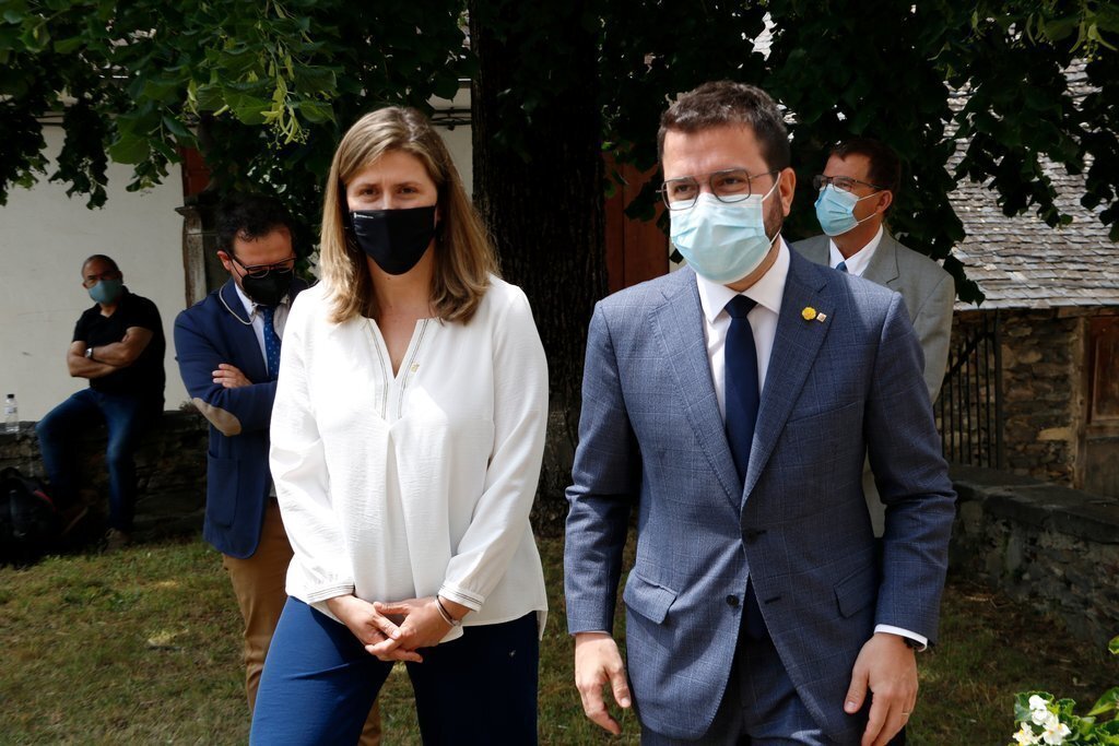 Pla mig del president del Govern, Pere Aragonès, amb la síndica d'Aran, Maria Vergès, l'11 de juny del 2021. (Horitzontal)