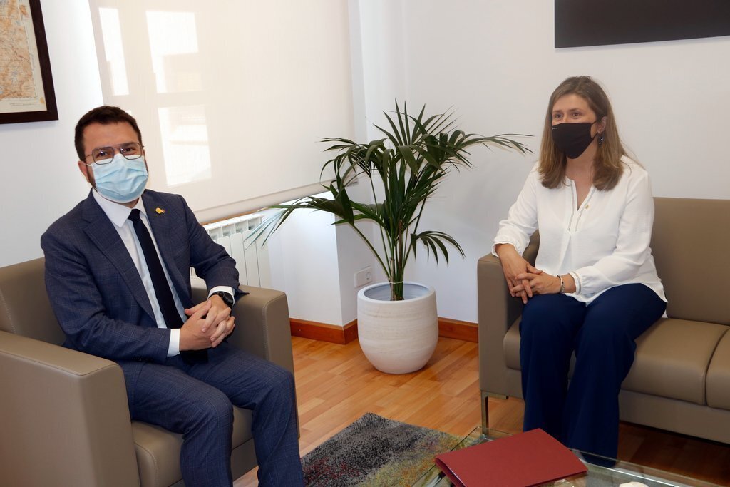 Pla general del president del Govern Pere Aragonès, reunit amb la síndica d'Aran, Maria Vergés, al Conselh Generau l'11 de juny del 2021. (Horitzontal)