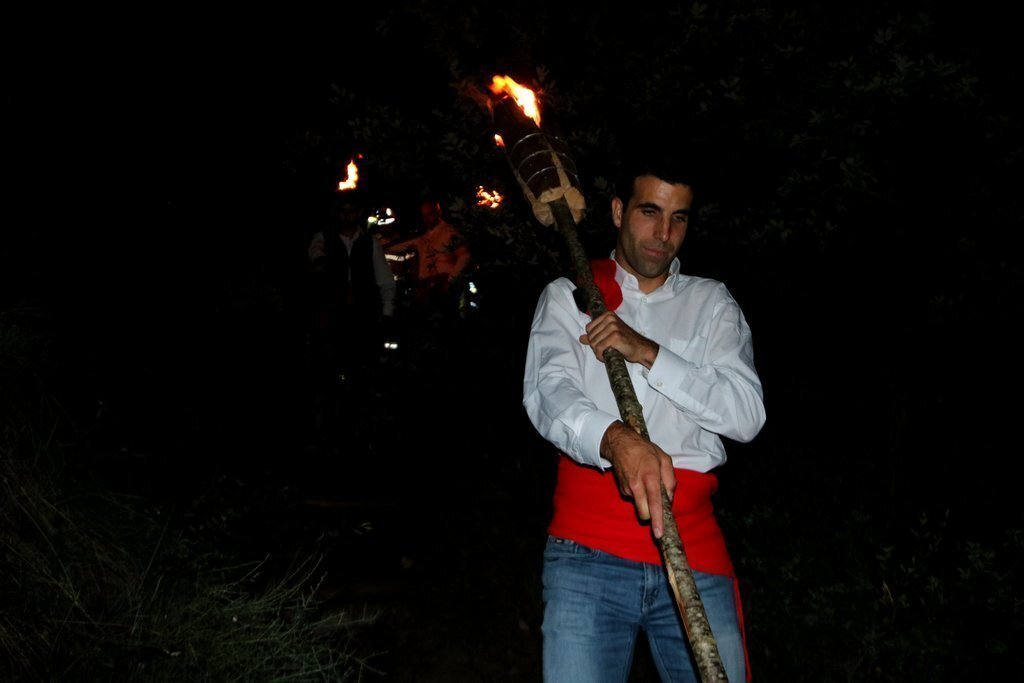 Pla mig d'un fallaire portant la falla a la Pobla de Segur el 17 de juny del 2021. (Horitzontal)