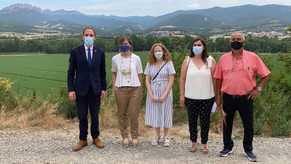 Pla general de la presidenta la CHE, María Dolores Pascual, el subdelegat govern espanyol a Lleida, José Crespín, les alcaldesses de Peramola i Bassella, Gemma Orrit i Cristina Barbens i el pres. comunitat de regants, l'1 de juliol de 2021. (Horitzontal)