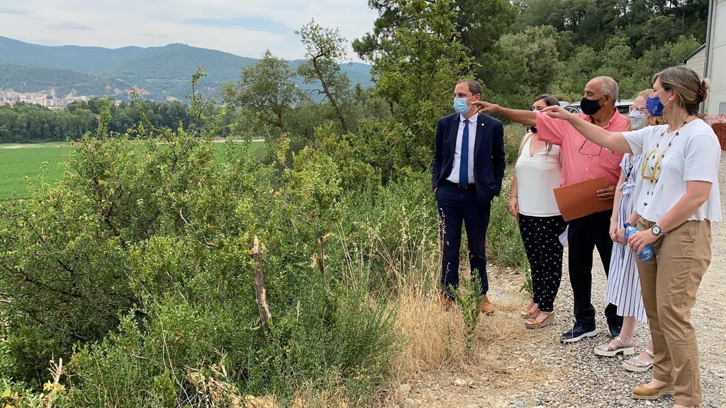 Pla obert de la presidenta la CHE, María Dolores Pascual, el subdelegat govern espanyol a Lleida, José Crespín, les alcaldesses de Peramola i Bassella, Gemma Orrit i Cristina Barbens i el pres. comunitat de regants, l'1 de juliol de 2021. (Horitzontal)