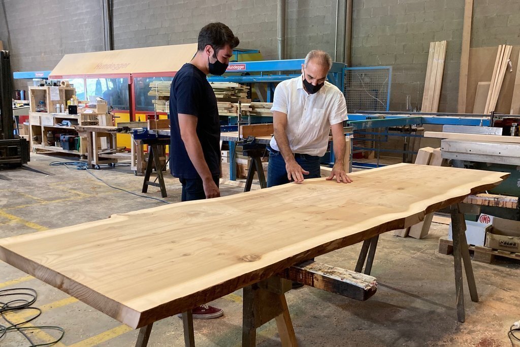 Un treballador i el gerent de Jordi Masarach S.L. al taller de l'empresa que tenen a Sant Pau de Segúries (Ripollès) el juny del 2021. (Horitzontal)