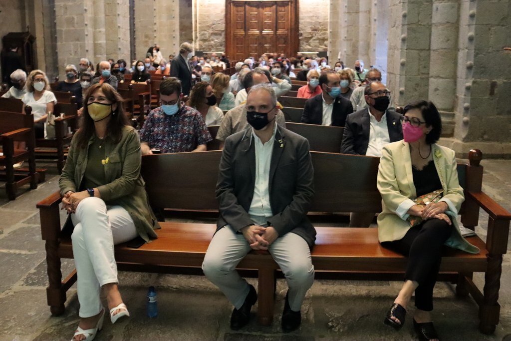 Pla obert de la presidenta del Parlament, Laura Borràs, i l'alcalde de la Seu d'Urgell, Jordi Fàbrega, asseguts a la catedral abans del concert inaugural del Festival de Música Antiga dels Pirineus (FeMAP). Imatge del 2 de juliol de 2021. (Horitzontal)
