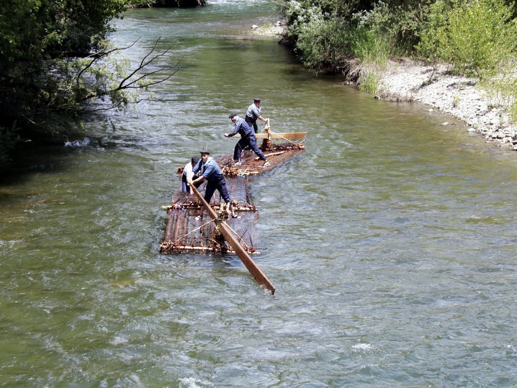 Pla general d'un rai arribant al pont de Claverol en la 43a Diada dels Raiers de la Pobla de Segur, el 4 de juliol de 2021. (Horitzontal)