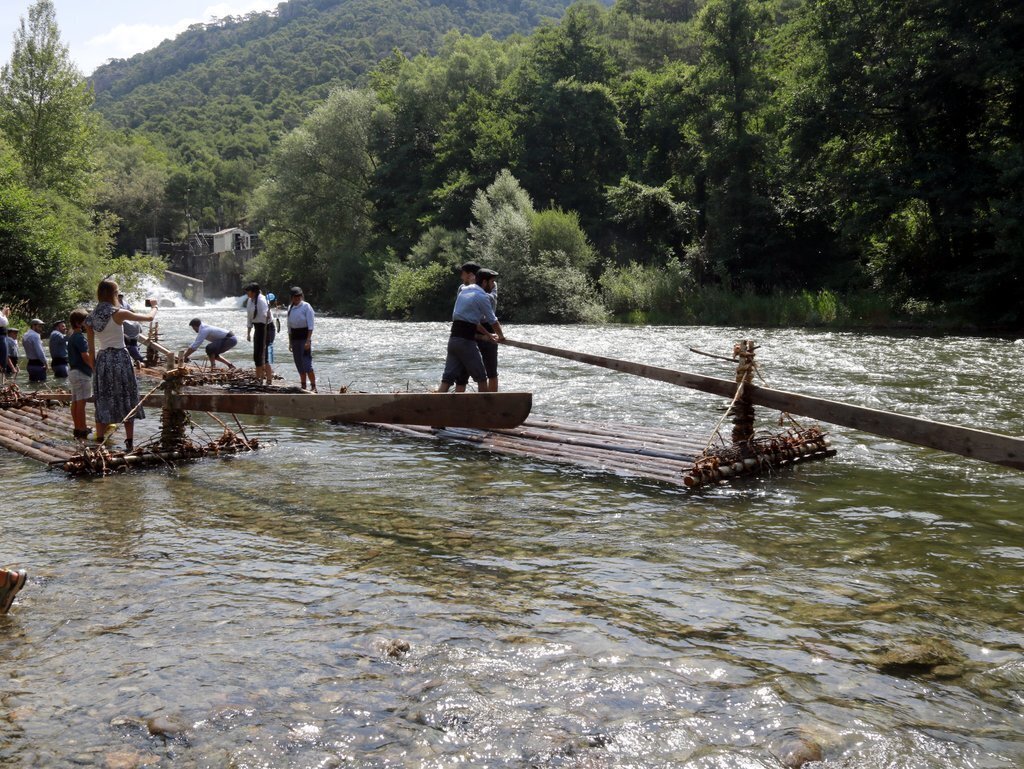 Pla obert d'un rai abans de sortir de la presa de Llania en la 43a Diada dels Raiers de la Pobla de Segur, el 4 de juliol de 2021. (Horitzontal)