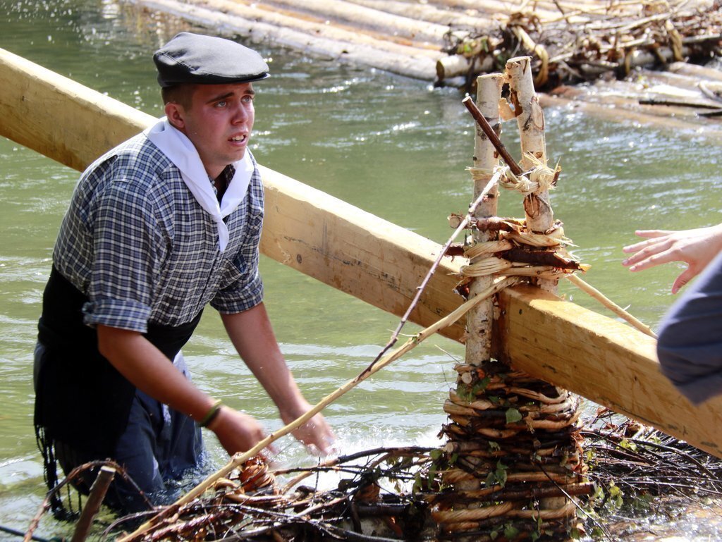 Pla tancat d'un raier preparant l'embarcació a la presa de Llania en la 43a Diada dels Raiers de la Pobla de Segur, el 4 de juliol de 2021. (Horitzontal)