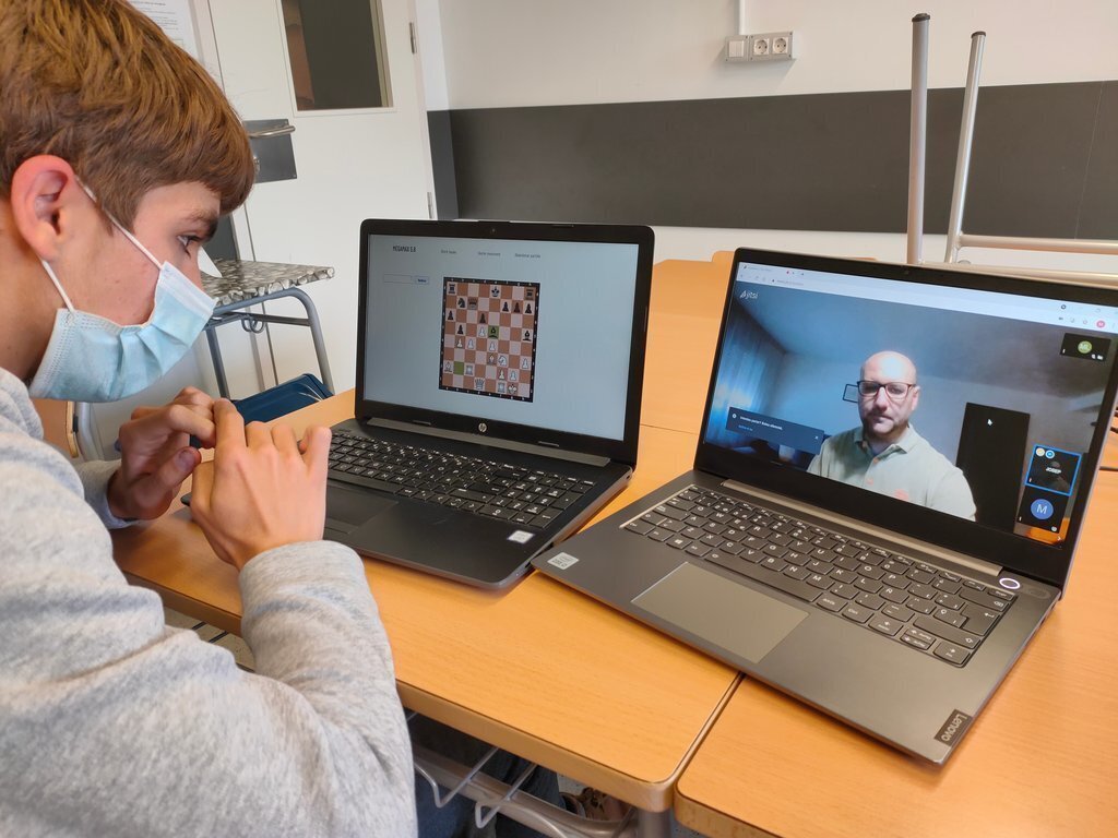 Pla mitjà de l'alumne de l'Institut La Valira, Markus Urban, provant l'algorisme que ha creat per jugar a escacs amb el gran mestre Josep Oms, un dels millors jugadors de l'Estat. Imatge publicada el 8 de juliol de 2021. (Horitzontal)