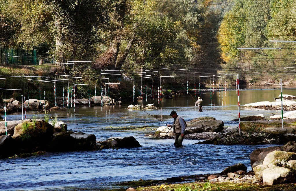 Imatge d'uns pescadors al riu Segre, a l'entorn del pantà de Rialb, en una imatge d'arxiu. (Horitzontal)
