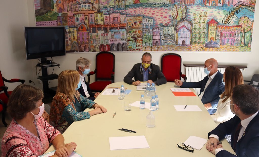 Pla obert del conseller de Salut, Josep Maria Argimon, l'alcalde de la Seu d'Urgell, Jordi Fàbrega i el ministre de Salut andorrà, Joan Martínez Benazet, reunits a la l'Ajuntament de la Seu amb autoritats. imatge del 9 de juliol de 2021. (Horitzontal)