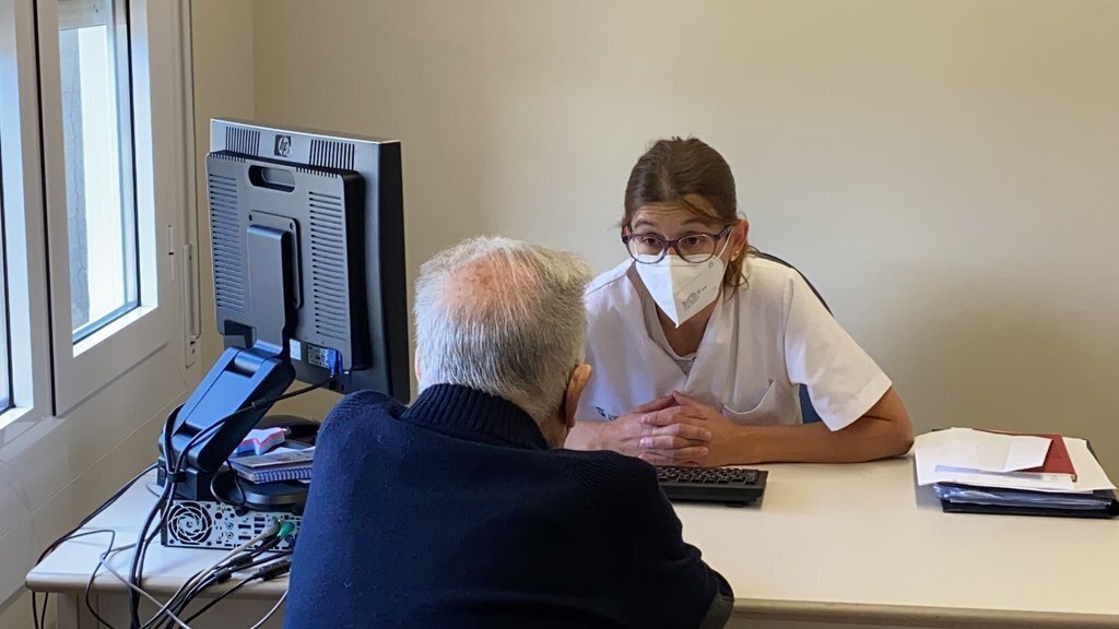Pla mitjà de la geriatra Alba Roig, del PADES Cerdanya, atenent un pacient a la nova consulta de geriatria de la Fundació Hospital de Puigcerdà. Imatge del 22 de juny de 2021. (Horitzontal)