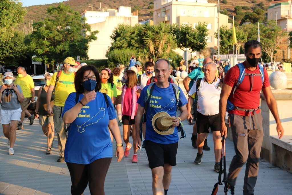 Pla mitjà de Jordi Turull caminant en l'inici de la travessa a Portbou aquest dissabte 10 de juliol de 2021. (Horitzontal)
