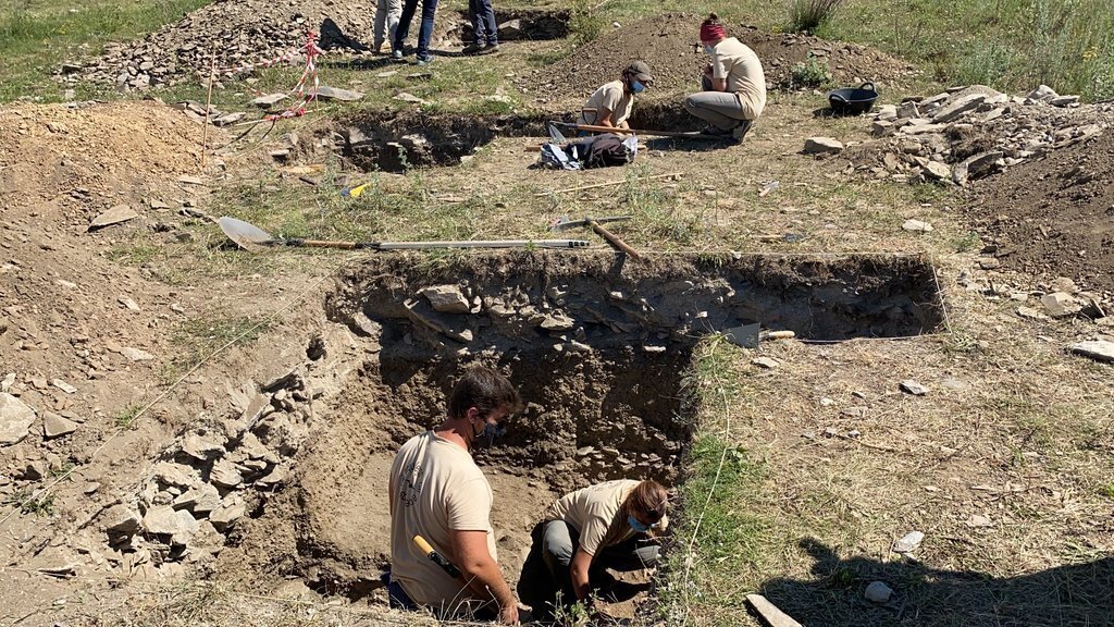 Pla obert de l'equip d'arqueòlegs treballant als sondejos que han fet a l'entorn del castell de Llívia. Imatge del 15 de juliol de 2021. (Horitzontal)