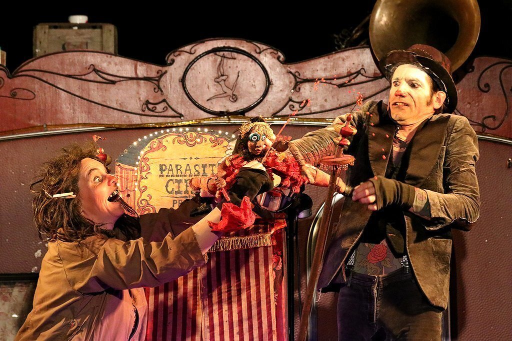 Pla mitjà durant l'espectacle 'Parasite Circus' de la companyia francesa Têtes de Mules al festival Esbaiola't a Esterri d'Àneu. Fotografia publicada el 18 de juliol de 2021. (Horitzontal)