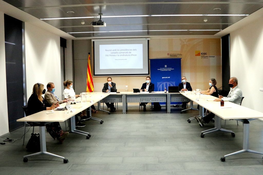 Pla general de la reunió del delegat del Govern a l'Alt Pirineu i Aran, Ricard Pérez, amb els presidents comarcals i la sindicatura d'Aran. Imatge del 22 de juliol del 2021. (Horitzontal)