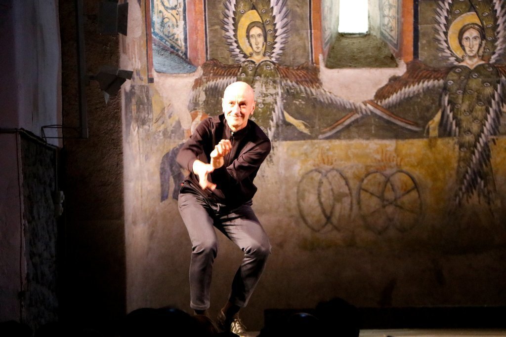 Pla general del ballarí Cesc Gelabert a l'acte inauguraldel Dansàneu el 25 de juliol del 2021. (Horitzontal)