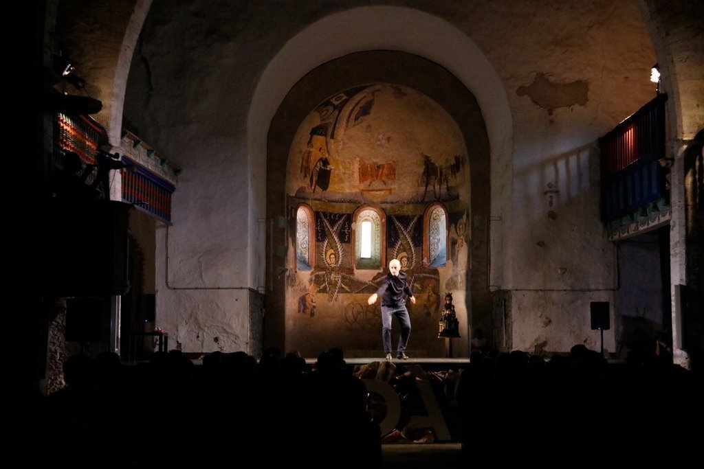 Pla general de l'església de Santa Maria d'Àneu on s'ha celebrat la inauguració del Dansàneu amb una peça del ballarí Cesc Gelabert el 25 de juliol del 2021 (Horitzontal)