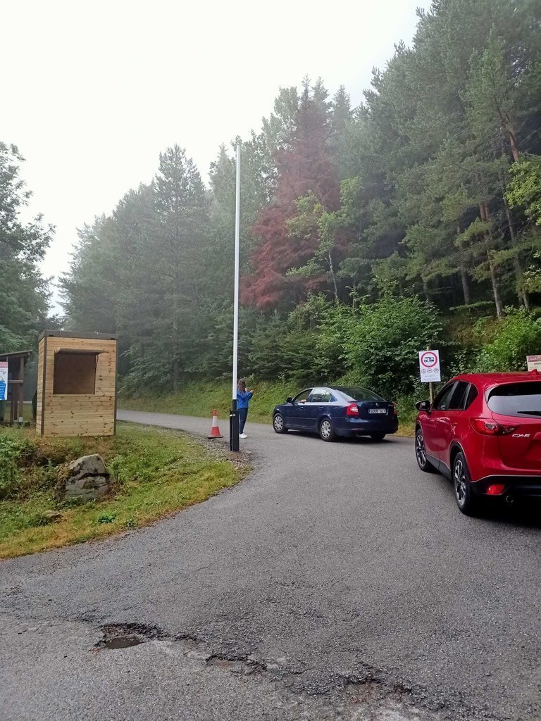 Pla obert d'una de les casetes instal·lades en l'accés a un espai natural de la Val d'Aran. (Vertical)