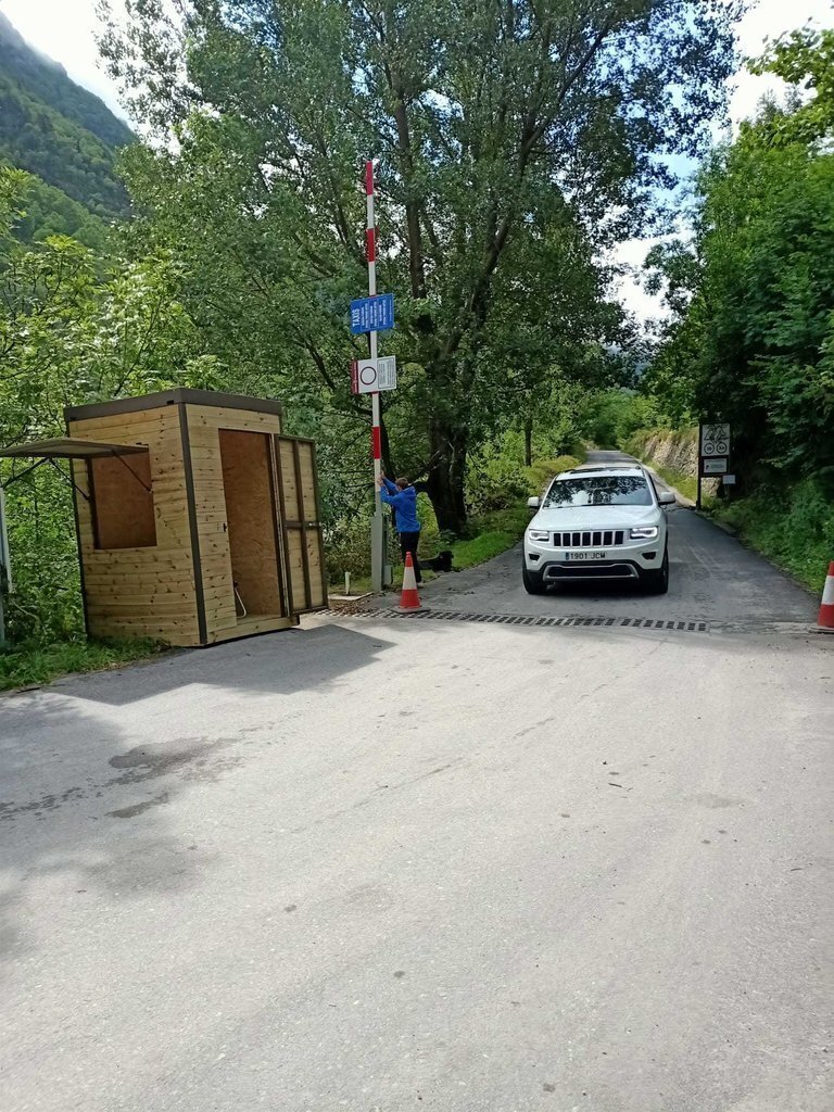 Pla obert d'una de les casetes instal·lades en l'accés a un espai natural de la Val d'Aran. (Vertical)