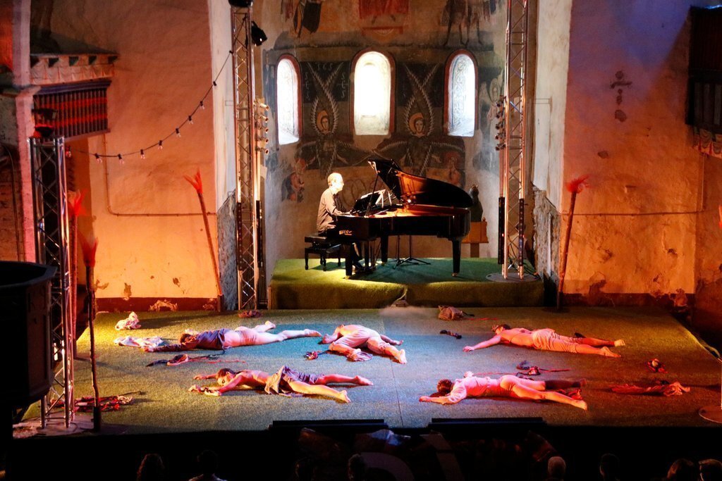 Pla general del ballet 'Els focs de Sant Joan' interpretat per la companyia de Ballet Contemporani de Catalunya i el pianista Miquel Villalba en el marc del Dansàneu el 29 de juliol del 2021 (Horitzontal)